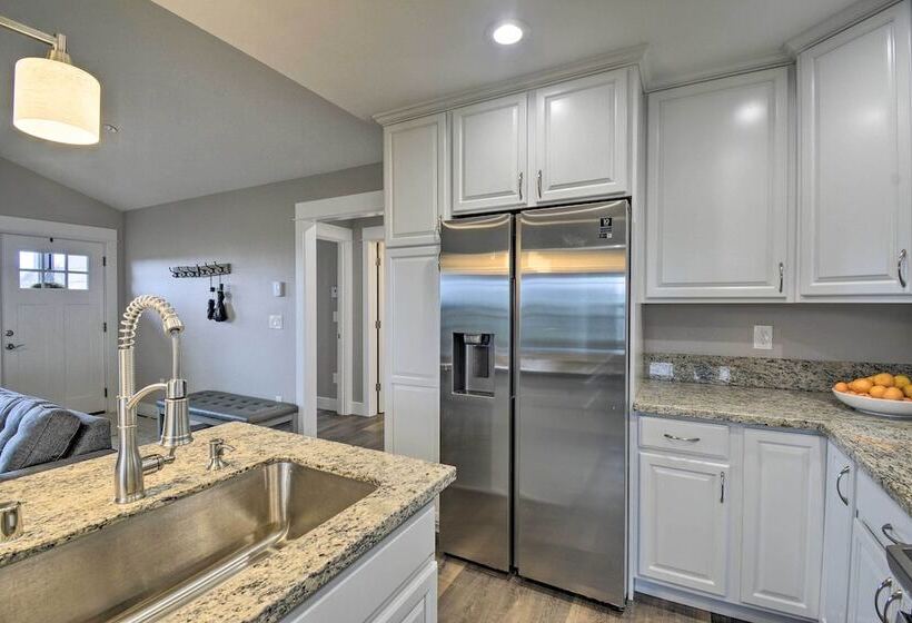 Modern Ocean Shores Home, 2 Mi To Beach!