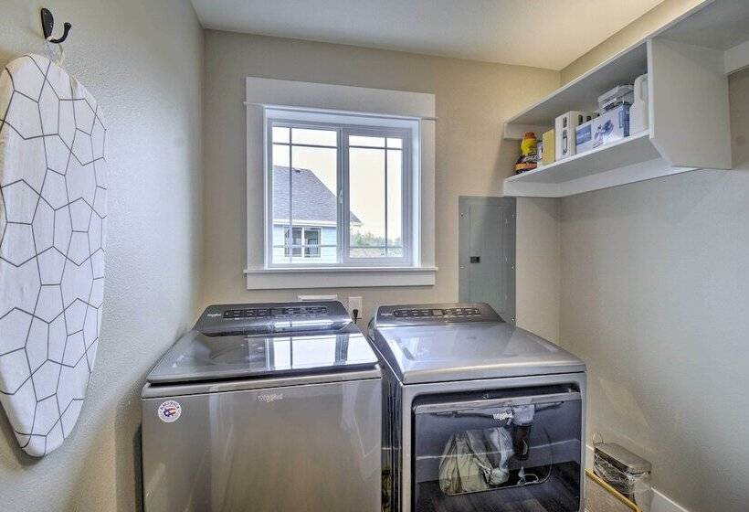 Modern Ocean Shores Home, 2 Mi To Beach!