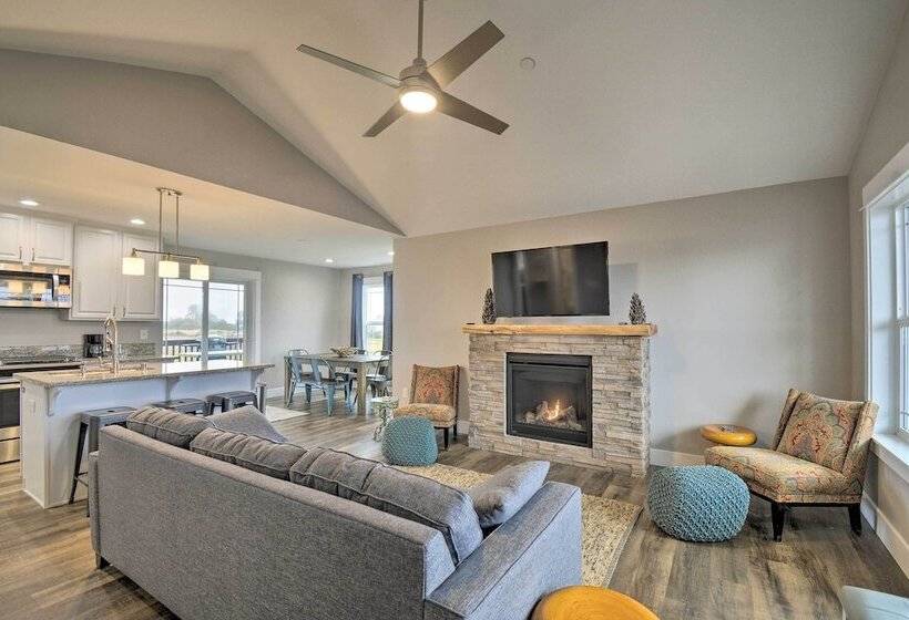 Modern Ocean Shores Home, 2 Mi To Beach!