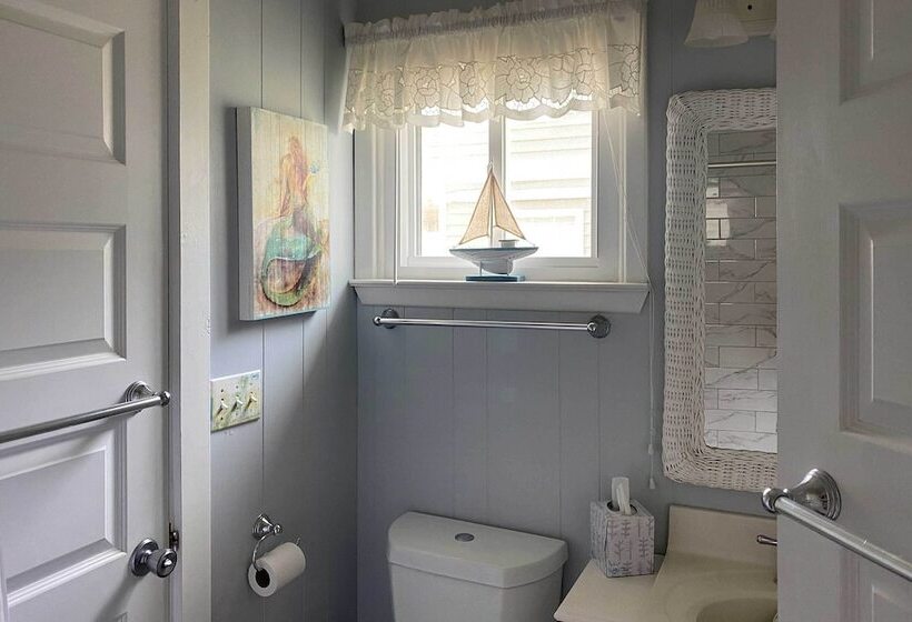 Peaceful Cottage By The Sea Oceanfront Home!