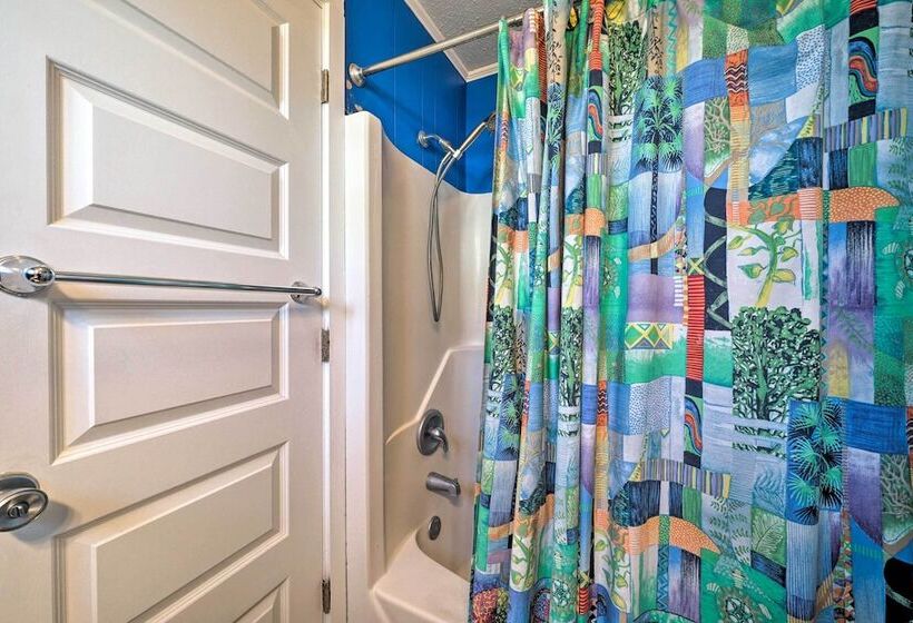 Peaceful Cottage By The Sea Oceanfront Home!