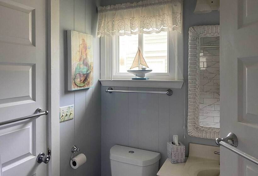 Peaceful Cottage By The Sea Oceanfront Home!