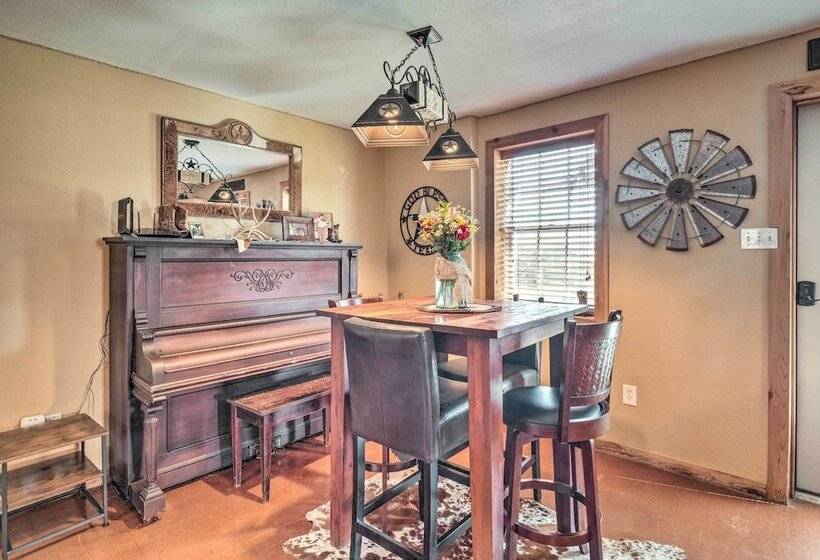 Quaint Texas Home < 2 Mi To Lake Georgetown!