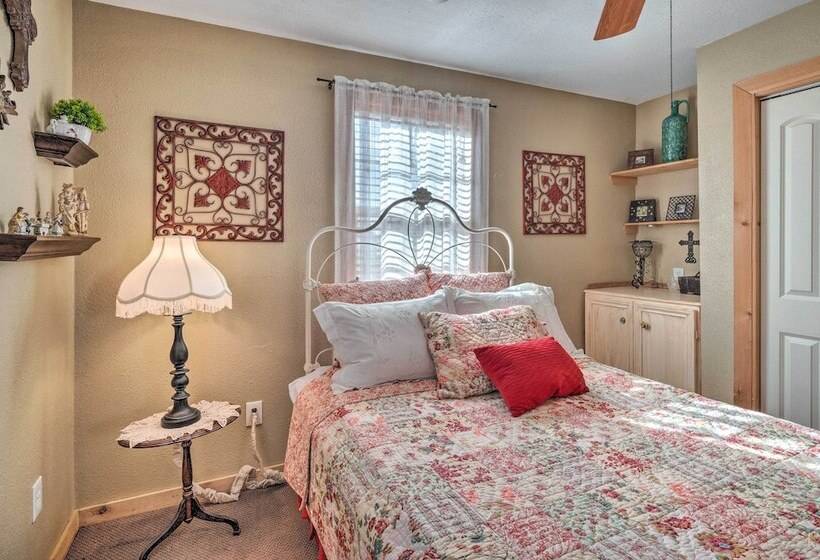 Quaint Texas Home < 2 Mi To Lake Georgetown!