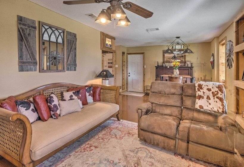 Quaint Texas Home < 2 Mi To Lake Georgetown!