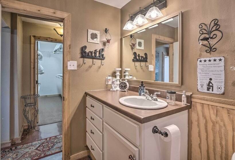 Quaint Texas Home < 2 Mi To Lake Georgetown!