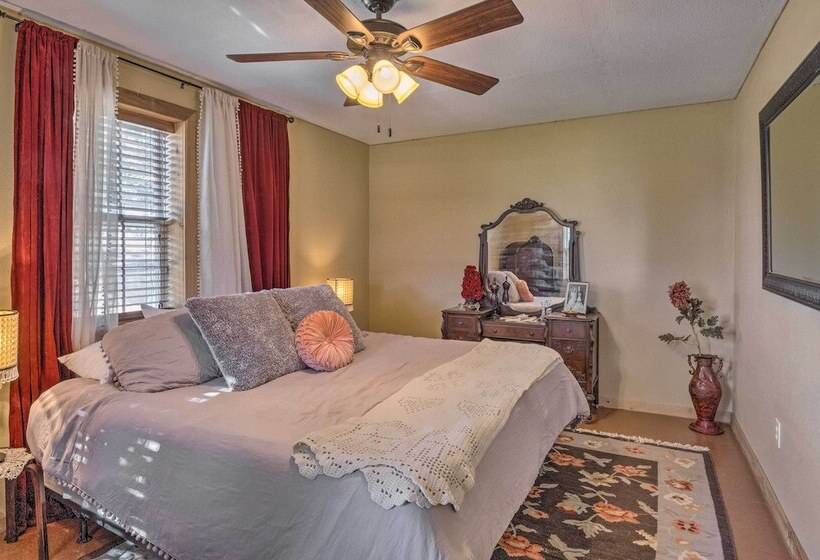 Quaint Texas Home < 2 Mi To Lake Georgetown!