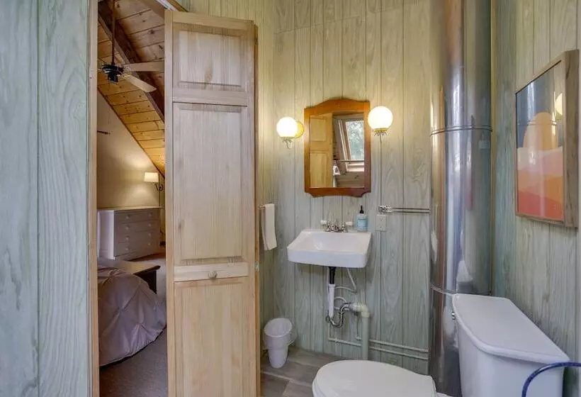 Rustic, Cozy Cabin W/ Easy Ski And Beach Access!