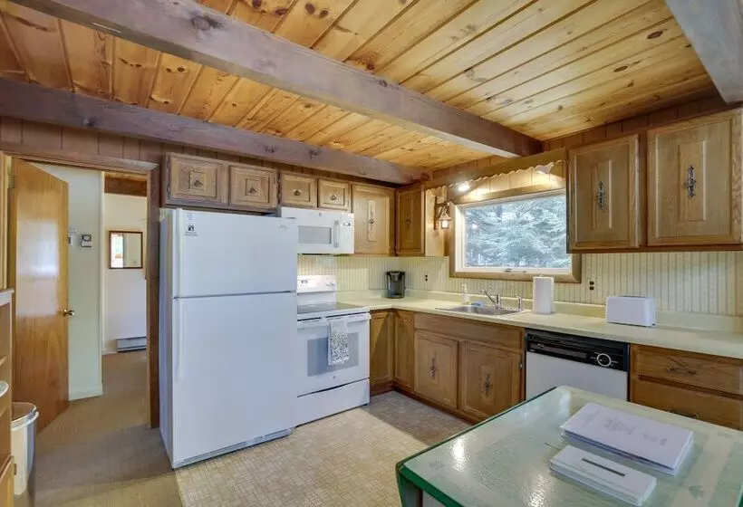 Rustic, Cozy Cabin W/ Easy Ski And Beach Access!