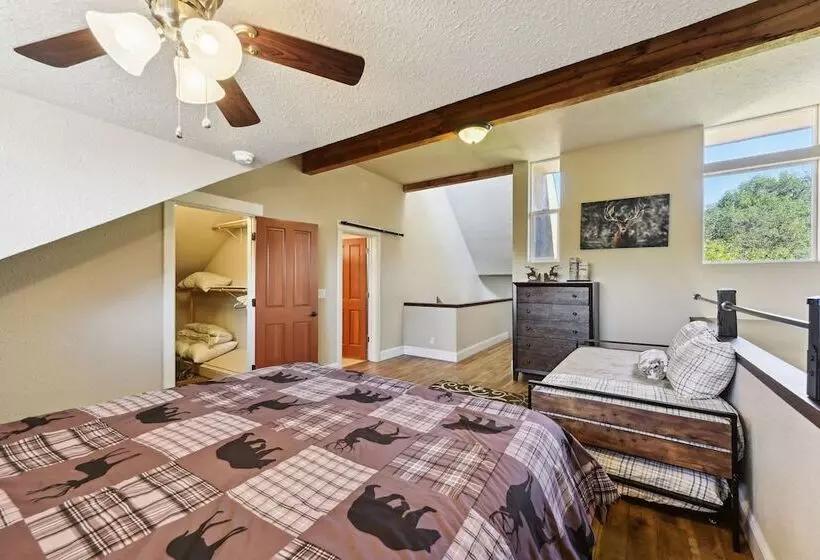 Luxury Retreat In Natl Forest Near Lakes & Trails