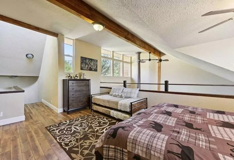 Luxury Retreat In Natl Forest Near Lakes & Trails