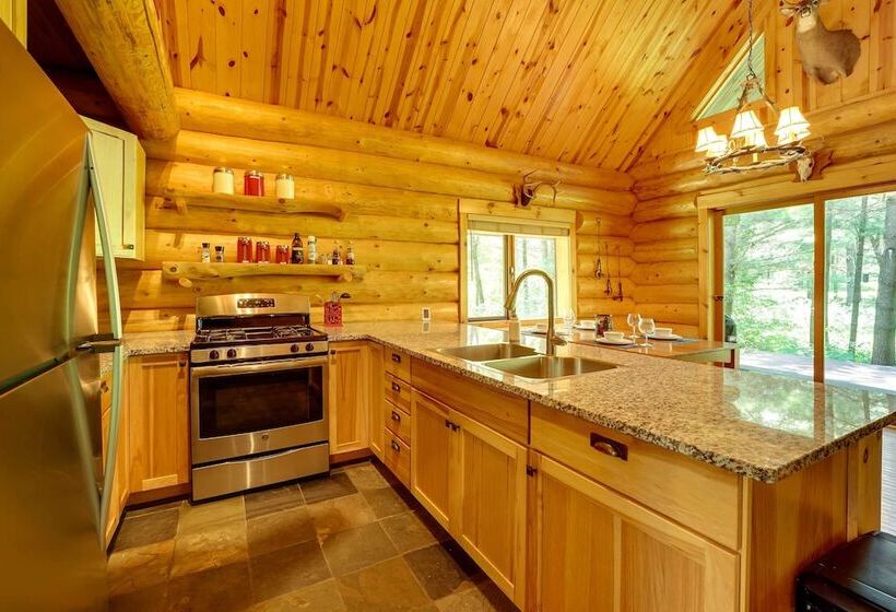 Secluded Log Cabin In Nw Michigan: Hot Tub & Deck