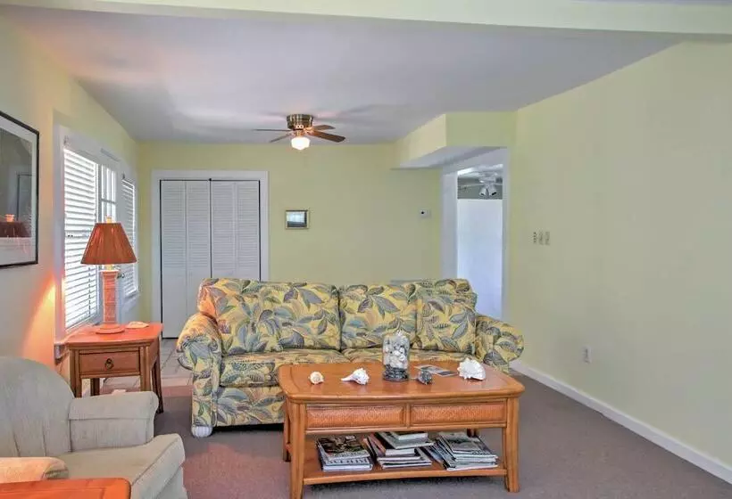 Secluded & Quiet Coastal Home: 1 Mile To Boat Ramp