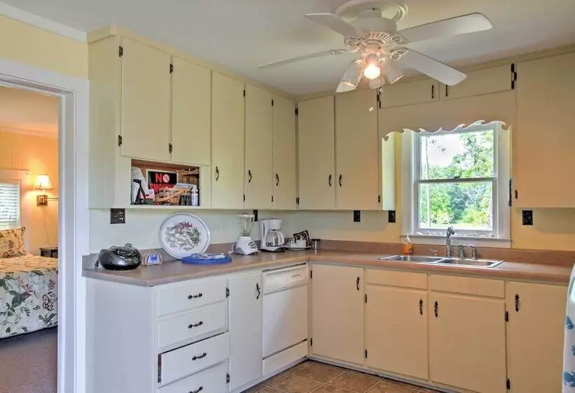 Secluded & Quiet Coastal Home: 1 Mile To Boat Ramp