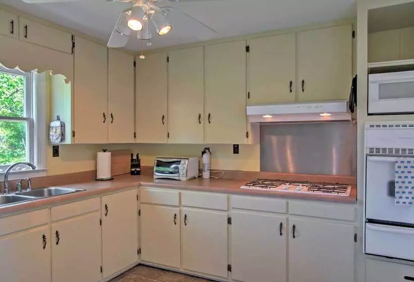 Secluded & Quiet Coastal Home: 1 Mile To Boat Ramp