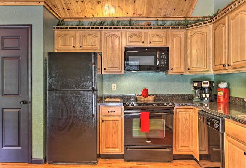 Sevierville Overlook Cabin: 9 Miles To Gatlinburg!