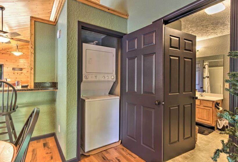 Sevierville Overlook Cabin: 9 Miles To Gatlinburg!