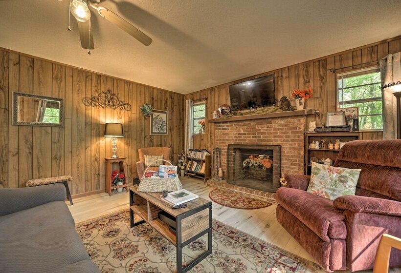 Smoky Mtn Hideaway: Screened Porch & Fire Pit