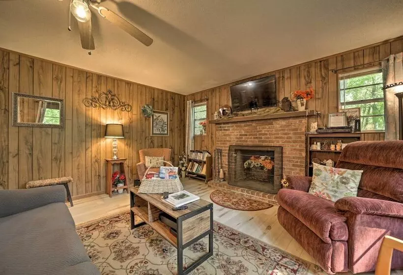 Smoky Mtn Hideaway: Screened Porch & Fire Pit