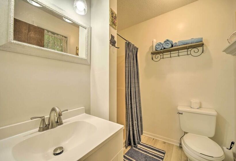 Smoky Mtn Hideaway: Screened Porch & Fire Pit