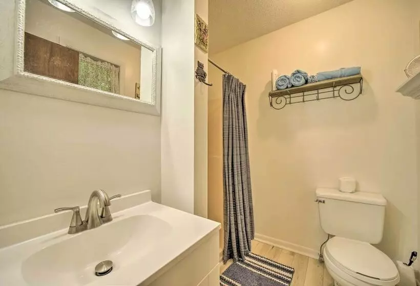 Smoky Mtn Hideaway: Screened Porch & Fire Pit