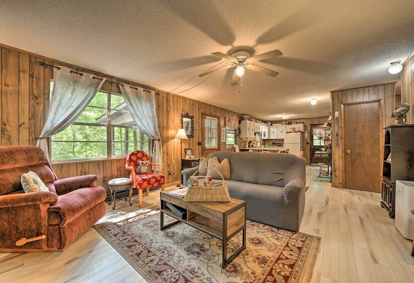 Smoky Mtn Hideaway: Screened Porch & Fire Pit