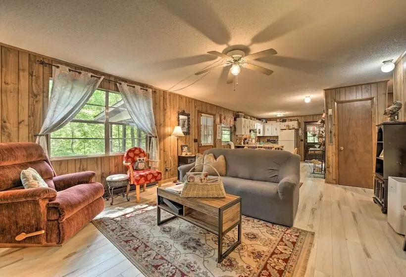 Smoky Mtn Hideaway: Screened Porch & Fire Pit