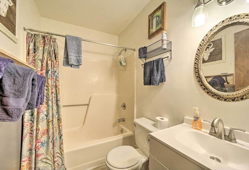 Smoky Mtn Hideaway: Screened Porch & Fire Pit