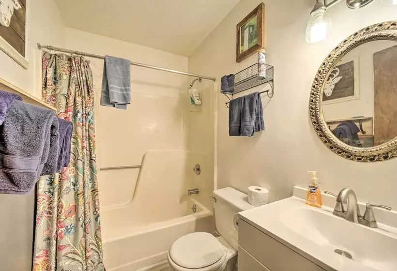 Smoky Mtn Hideaway: Screened Porch & Fire Pit