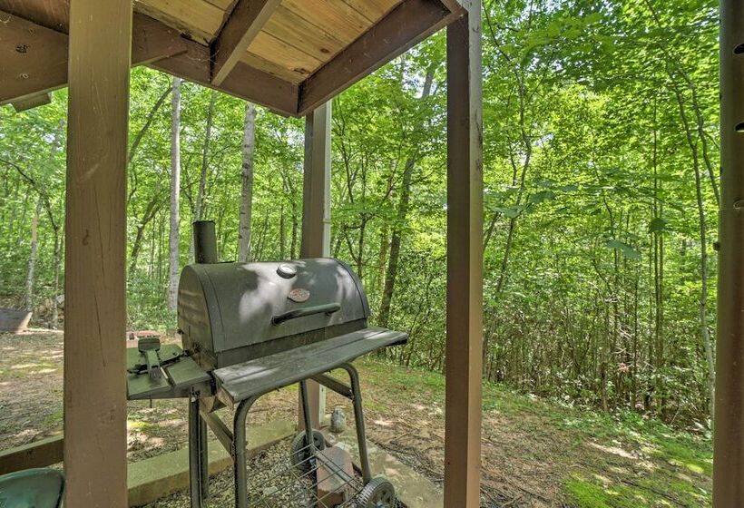 Smoky Mtn Hideaway: Screened Porch & Fire Pit