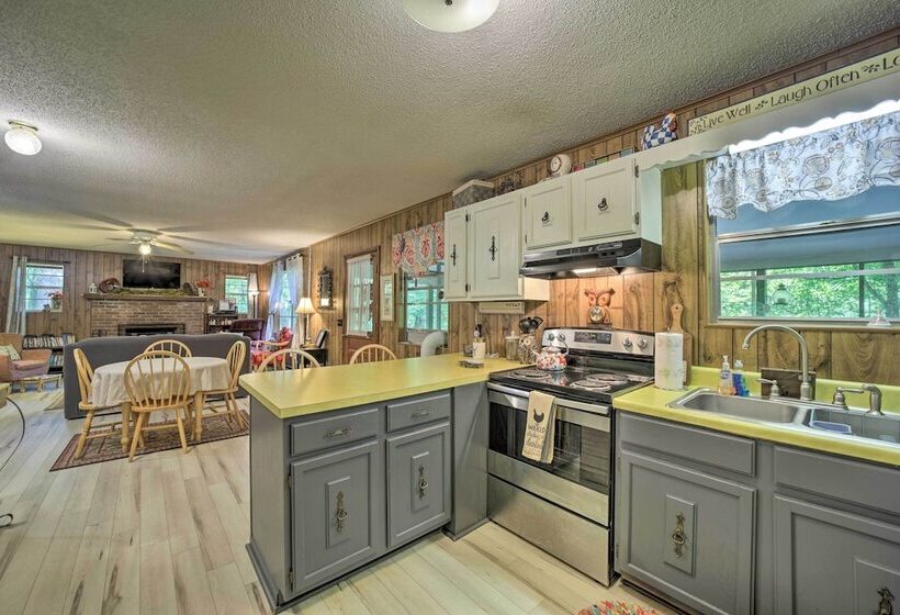 Smoky Mtn Hideaway: Screened Porch & Fire Pit