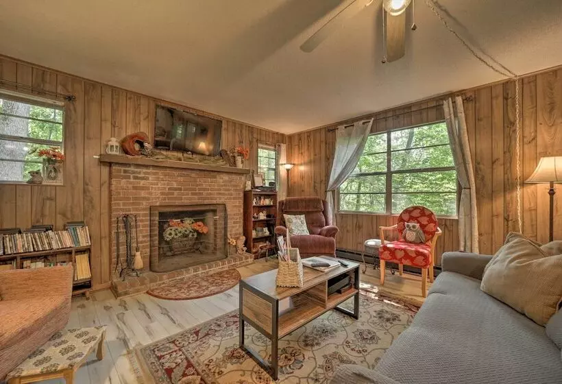 Smoky Mtn Hideaway: Screened Porch & Fire Pit