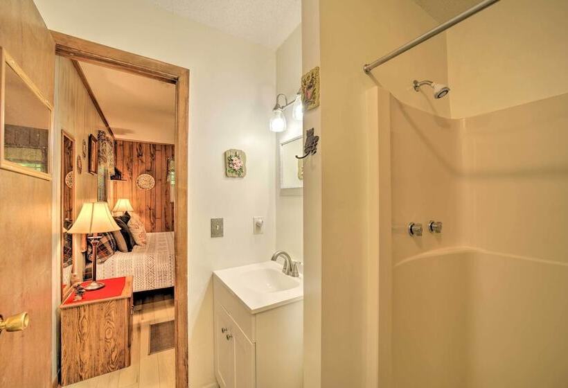 Smoky Mtn Hideaway: Screened Porch & Fire Pit