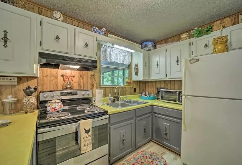 Smoky Mtn Hideaway: Screened Porch & Fire Pit