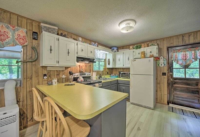 Smoky Mtn Hideaway: Screened Porch & Fire Pit