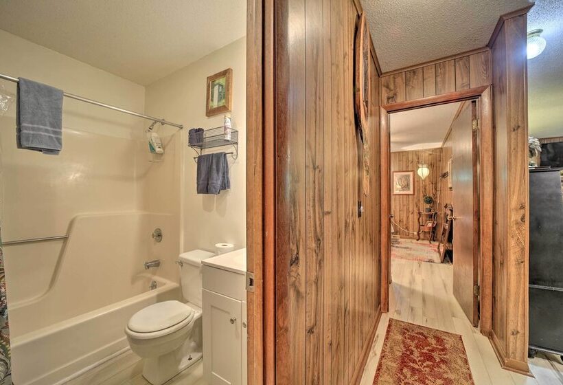 Smoky Mtn Hideaway: Screened Porch & Fire Pit