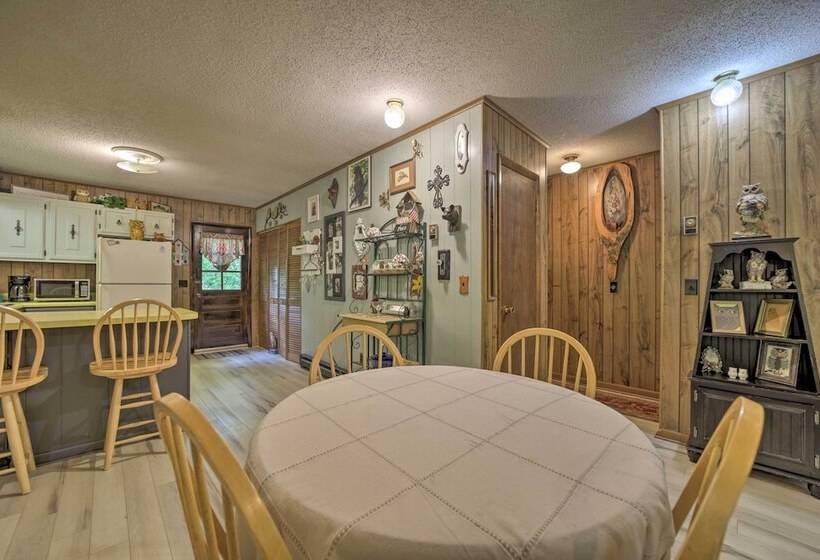 Smoky Mtn Hideaway: Screened Porch & Fire Pit