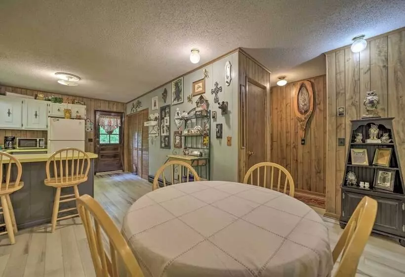 Smoky Mtn Hideaway: Screened Porch & Fire Pit