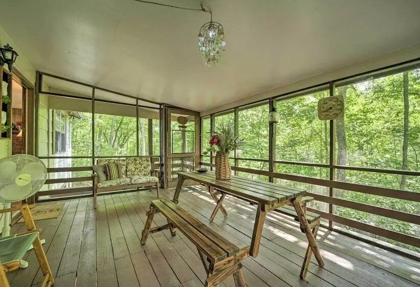 Smoky Mtn Hideaway: Screened Porch & Fire Pit