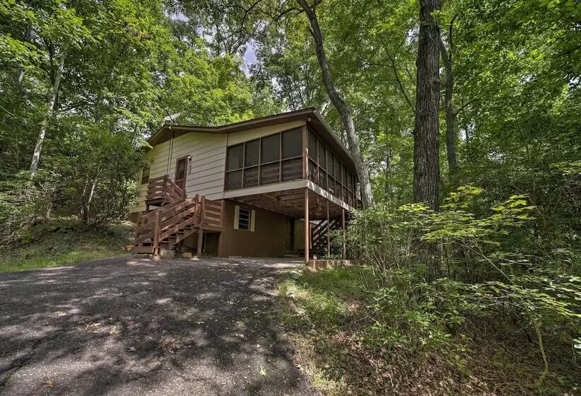 Smoky Mtn Hideaway: Screened Porch & Fire Pit