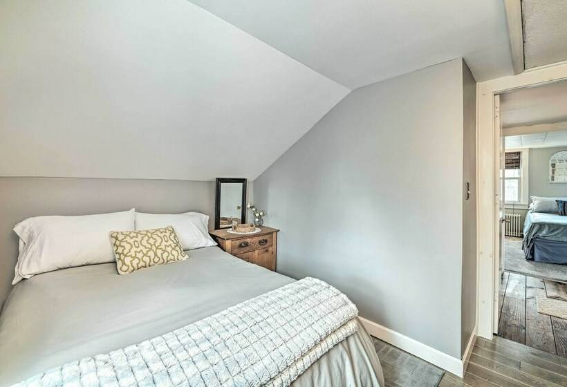 Sunlit Sanctuary  Walk To Skidmore College!