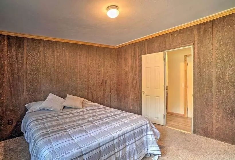 Table Rock Lake Cabin W/ Deck & Bar!