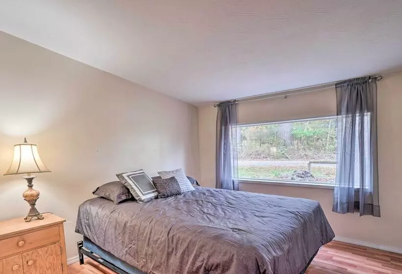 Table Rock Lake Cabin W/ Deck & Bar!