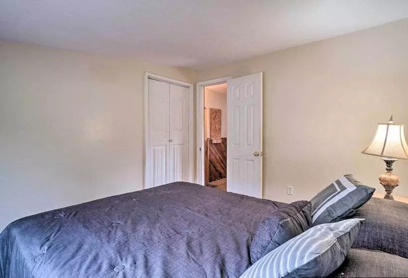 Table Rock Lake Cabin W/ Deck & Bar!