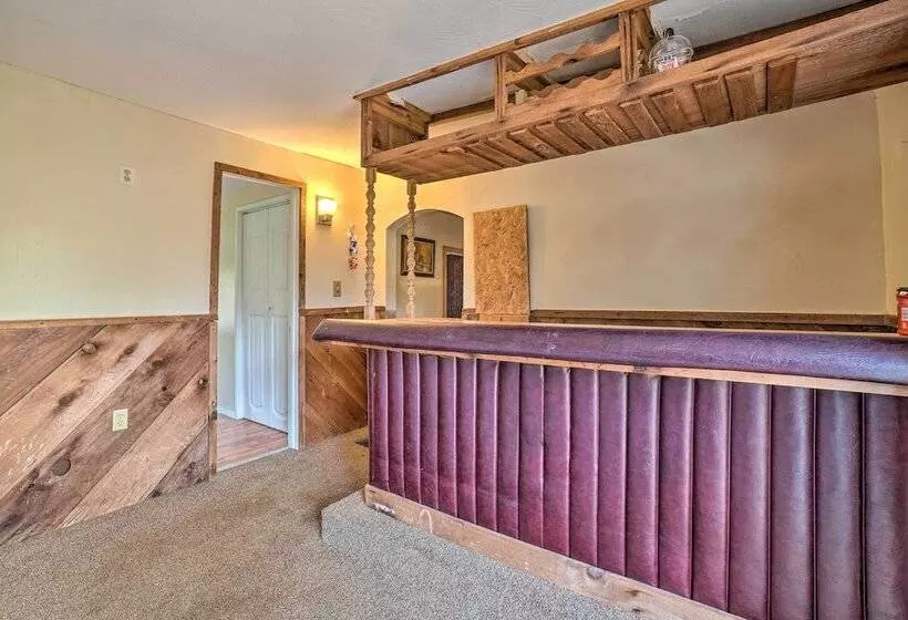 Table Rock Lake Cabin W/ Deck & Bar!