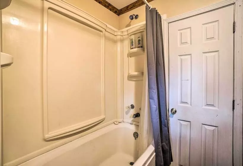 Table Rock Lake Cabin W/ Deck & Bar!