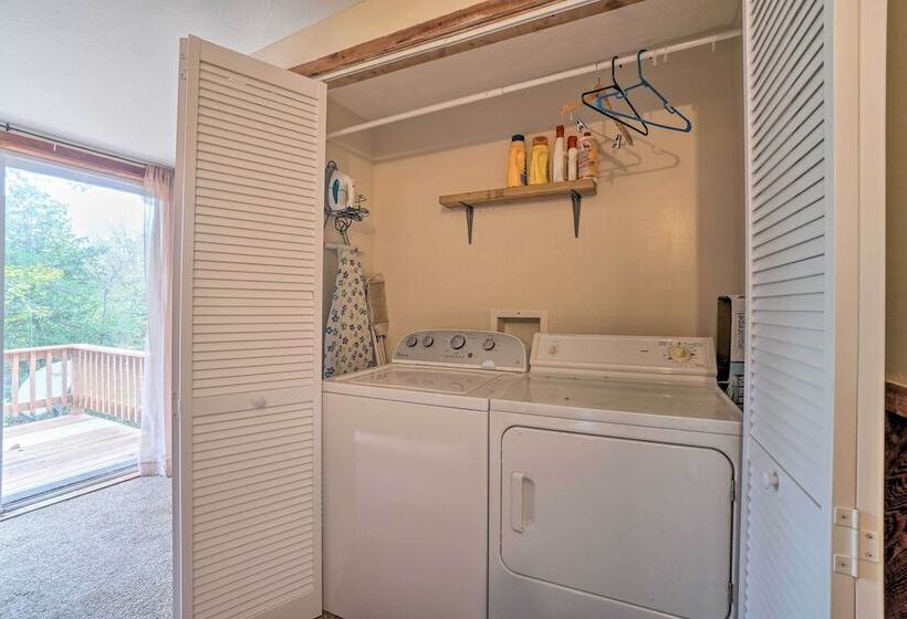 Table Rock Lake Cabin W/ Deck & Bar!