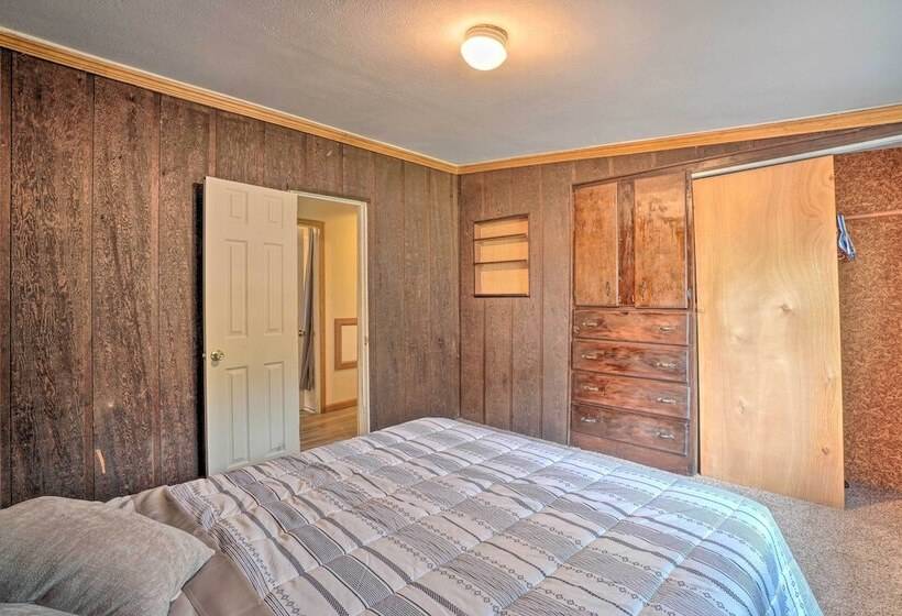 Table Rock Lake Cabin W/ Deck & Bar!