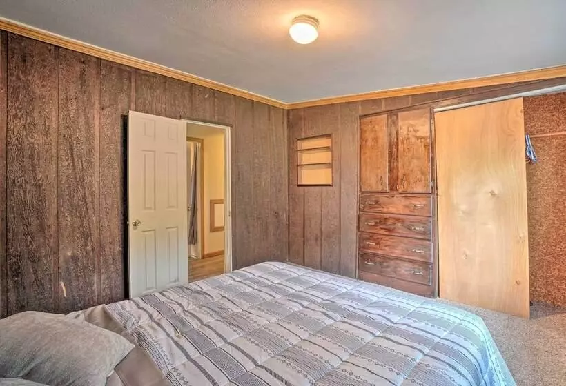 Table Rock Lake Cabin W/ Deck & Bar!