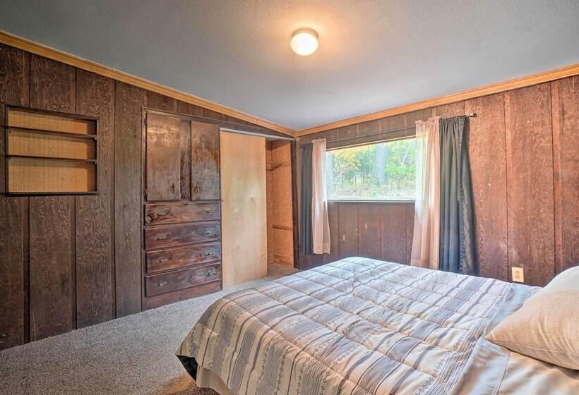 Table Rock Lake Cabin W/ Deck & Bar!